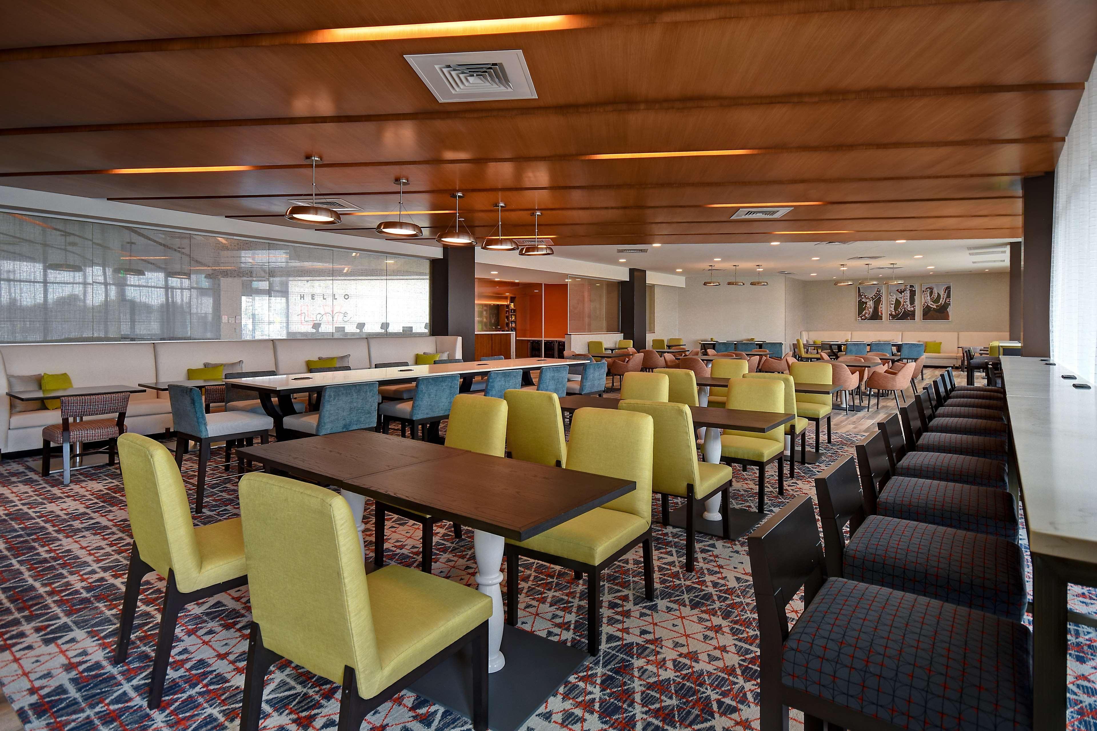 Hampton Inn & Suites Las Vegas Convention Center - No Resort Fee Экстерьер фото