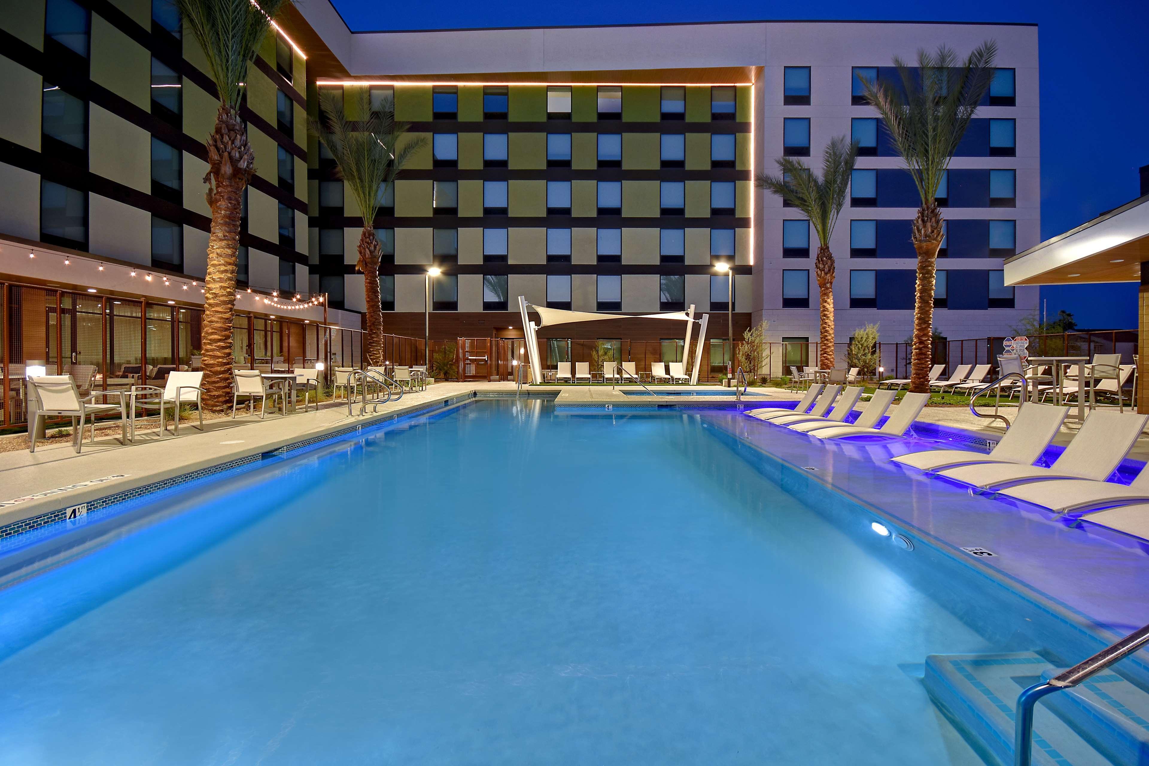 Hampton Inn & Suites Las Vegas Convention Center - No Resort Fee Экстерьер фото