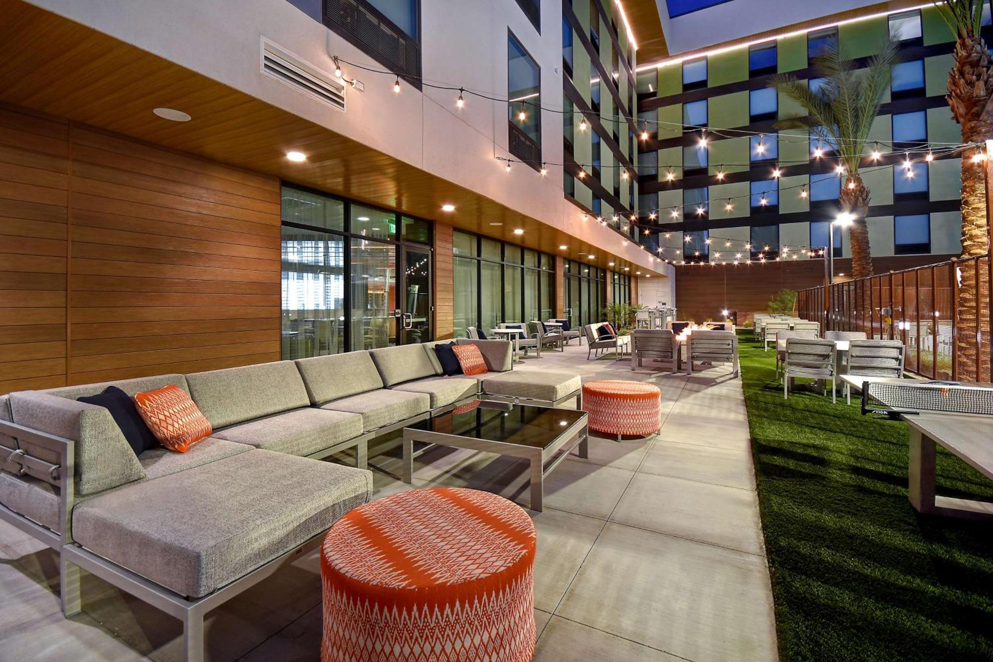 Hampton Inn & Suites Las Vegas Convention Center - No Resort Fee Экстерьер фото