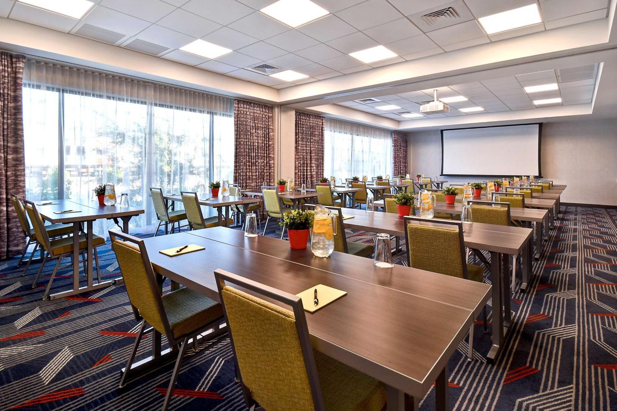 Hampton Inn & Suites Las Vegas Convention Center - No Resort Fee Экстерьер фото