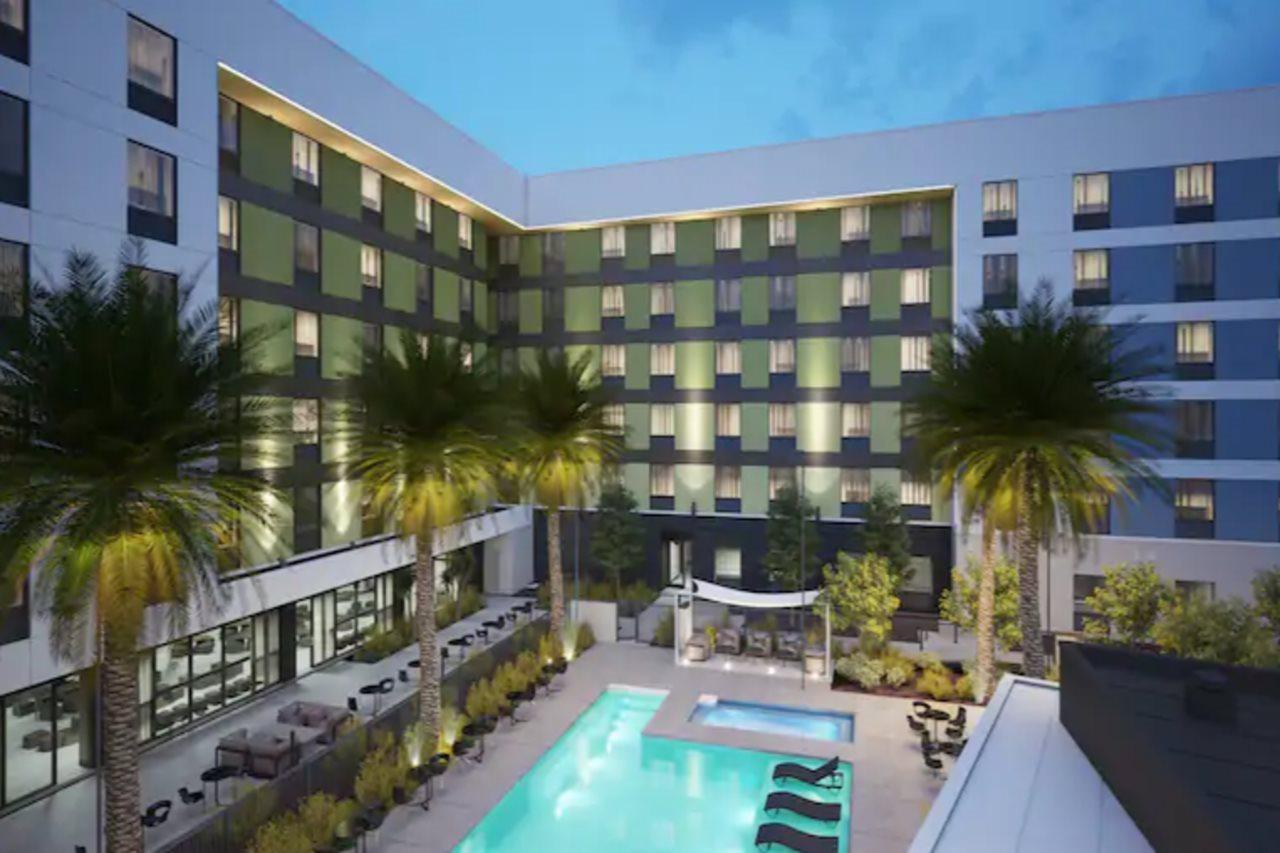 Hampton Inn & Suites Las Vegas Convention Center - No Resort Fee Экстерьер фото
